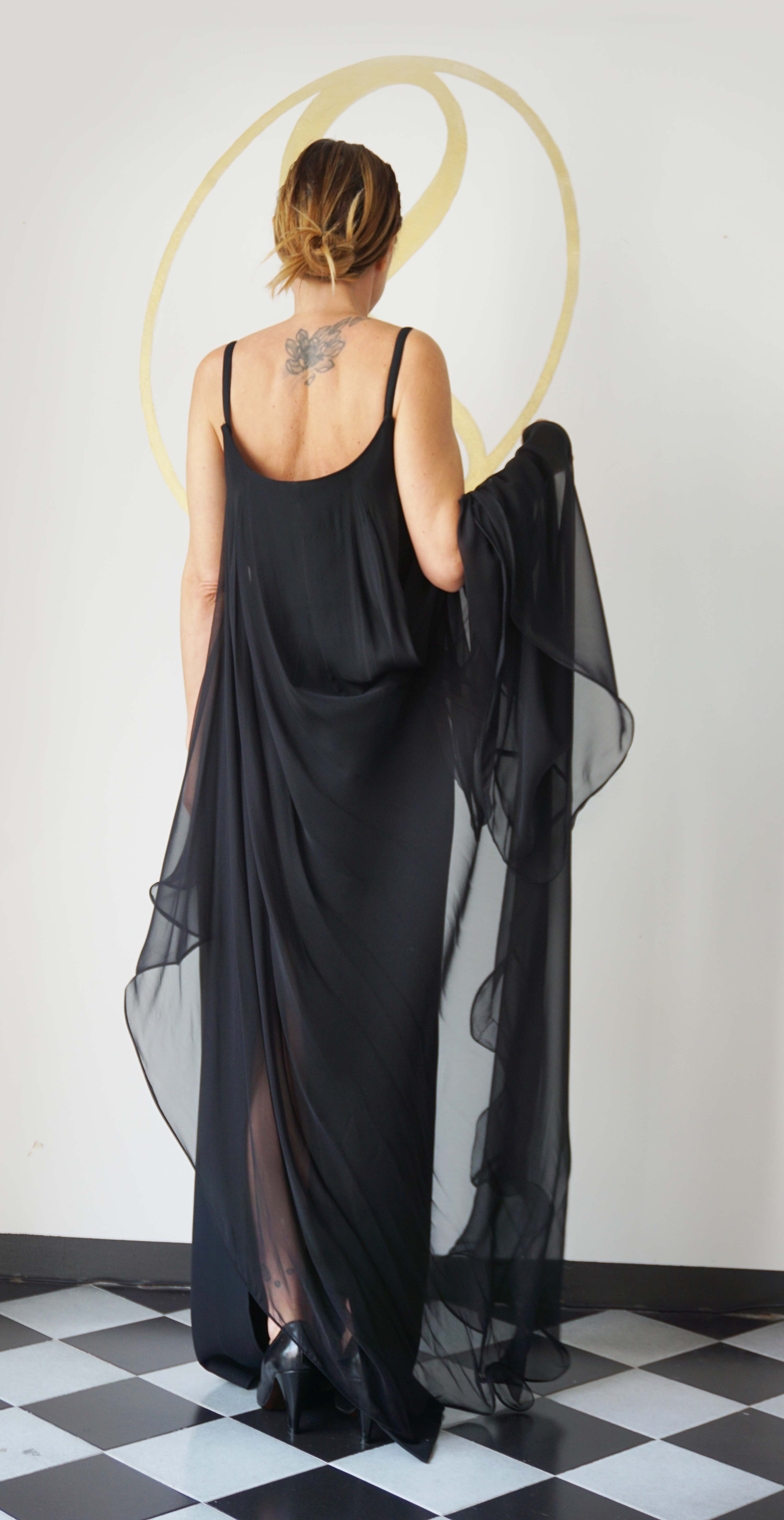 Abito da sera nero con mantella in seta Claude Montana Paris