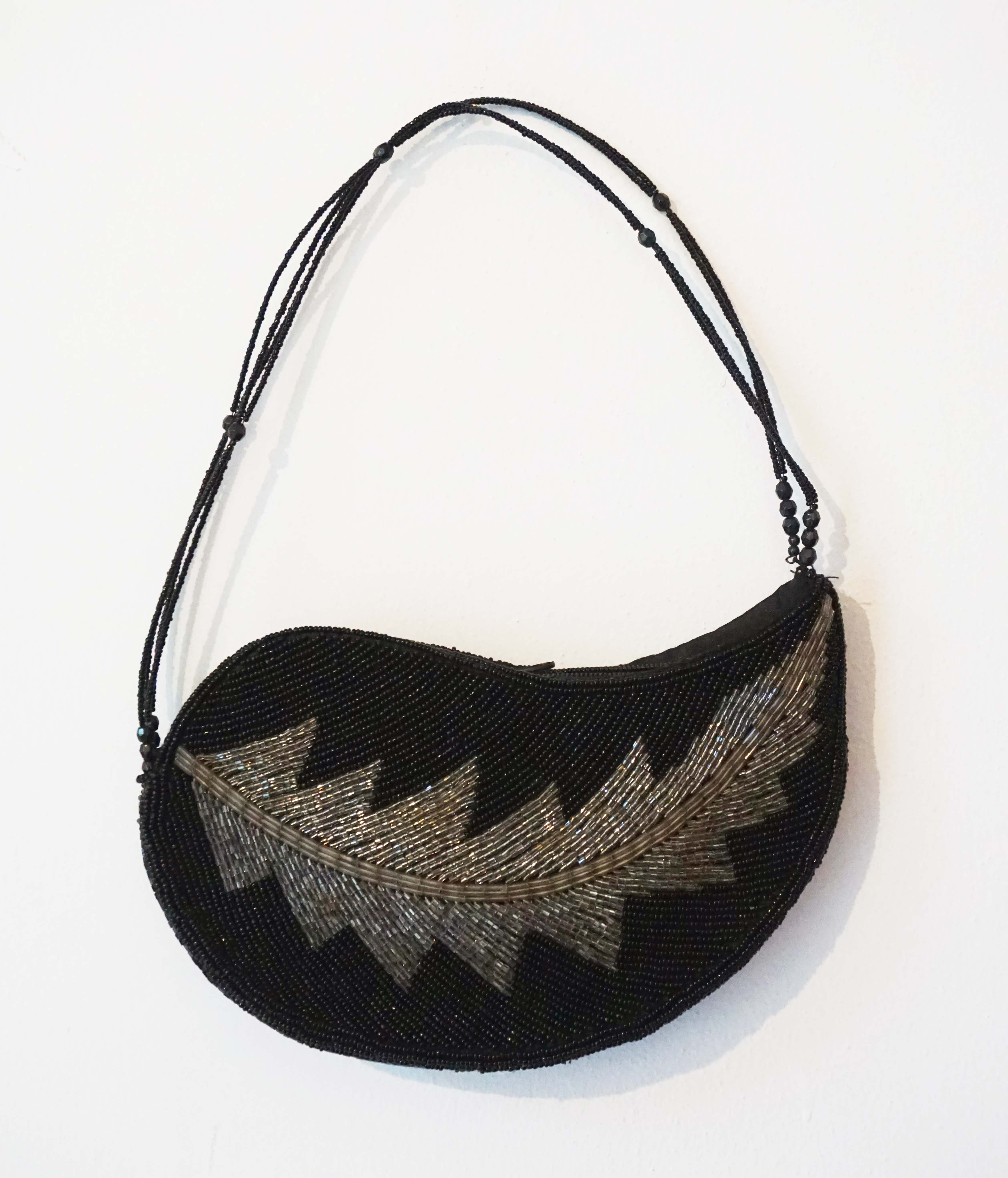 Borsetta base raso con motivo di foglia decorata con perline