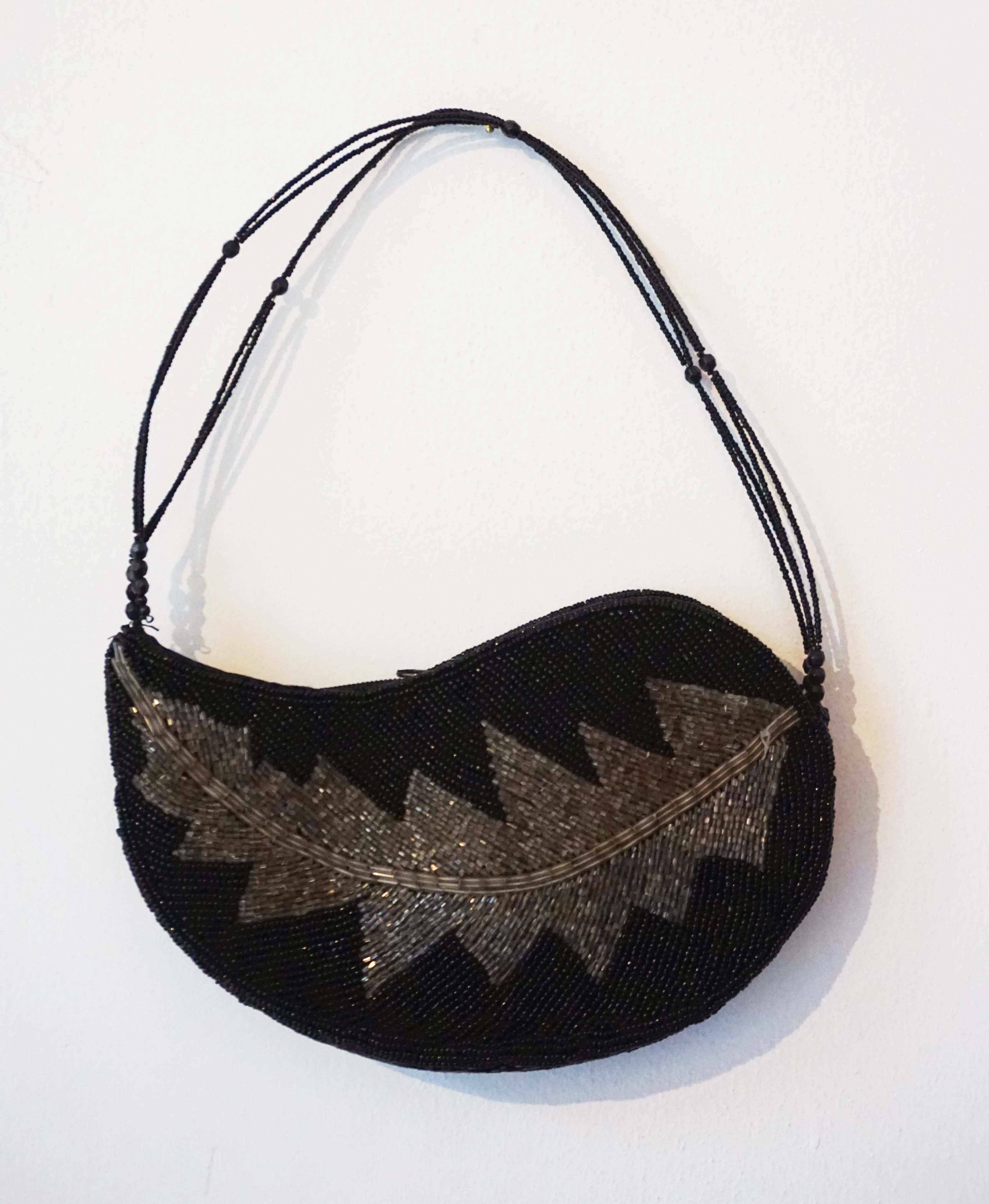 Borsetta base raso con motivo di foglia decorata con perline