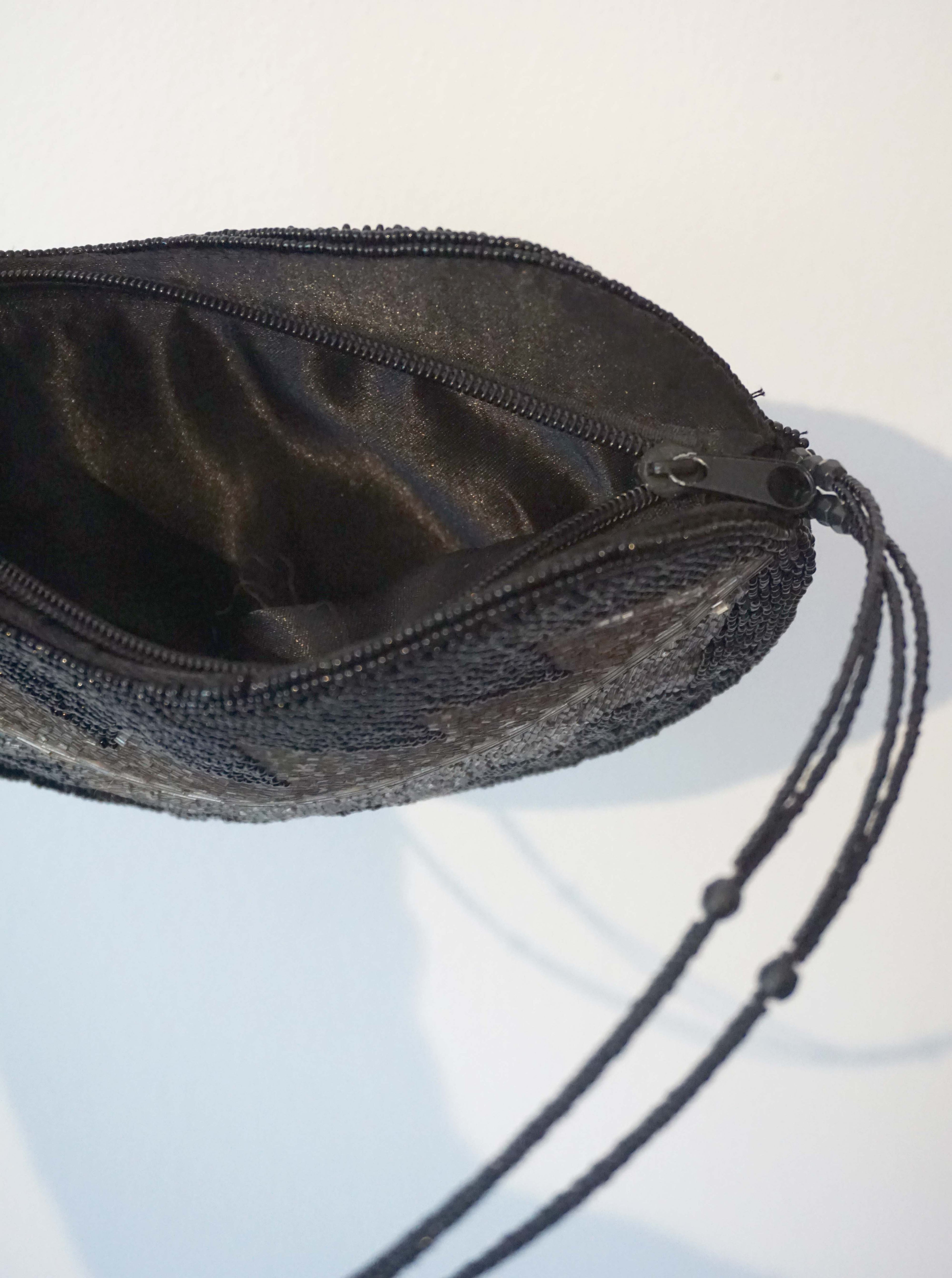 Borsetta base raso con motivo di foglia decorata con perline