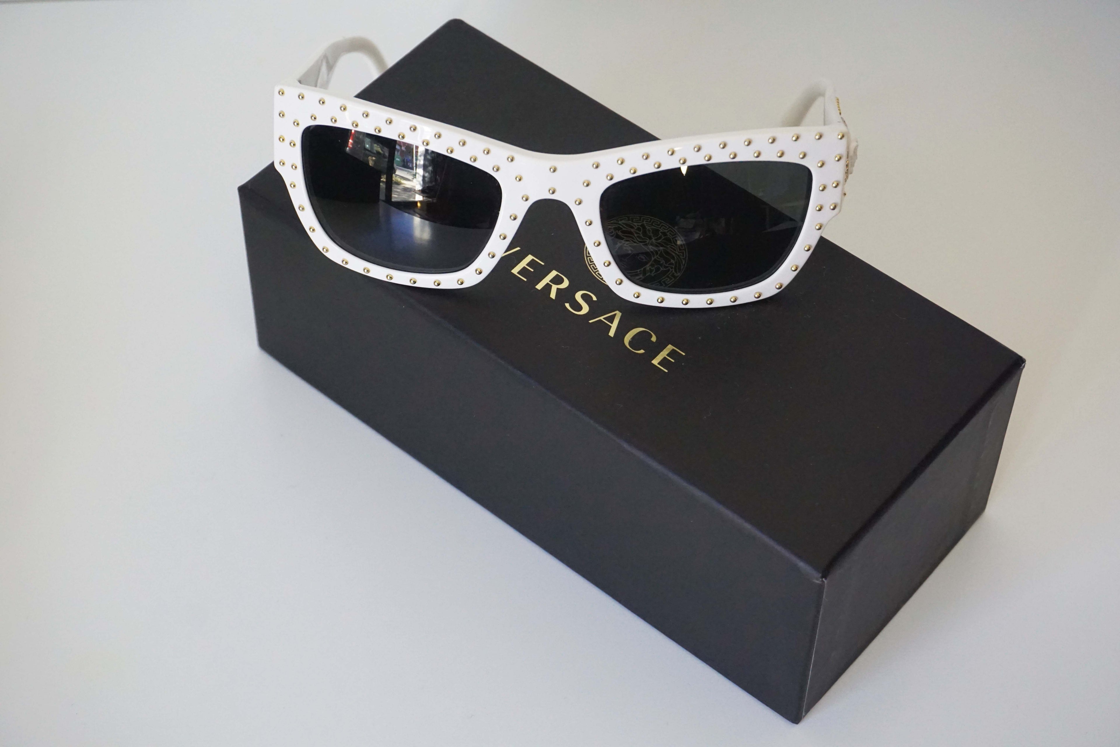 Occhiali da sole borchiati Versace