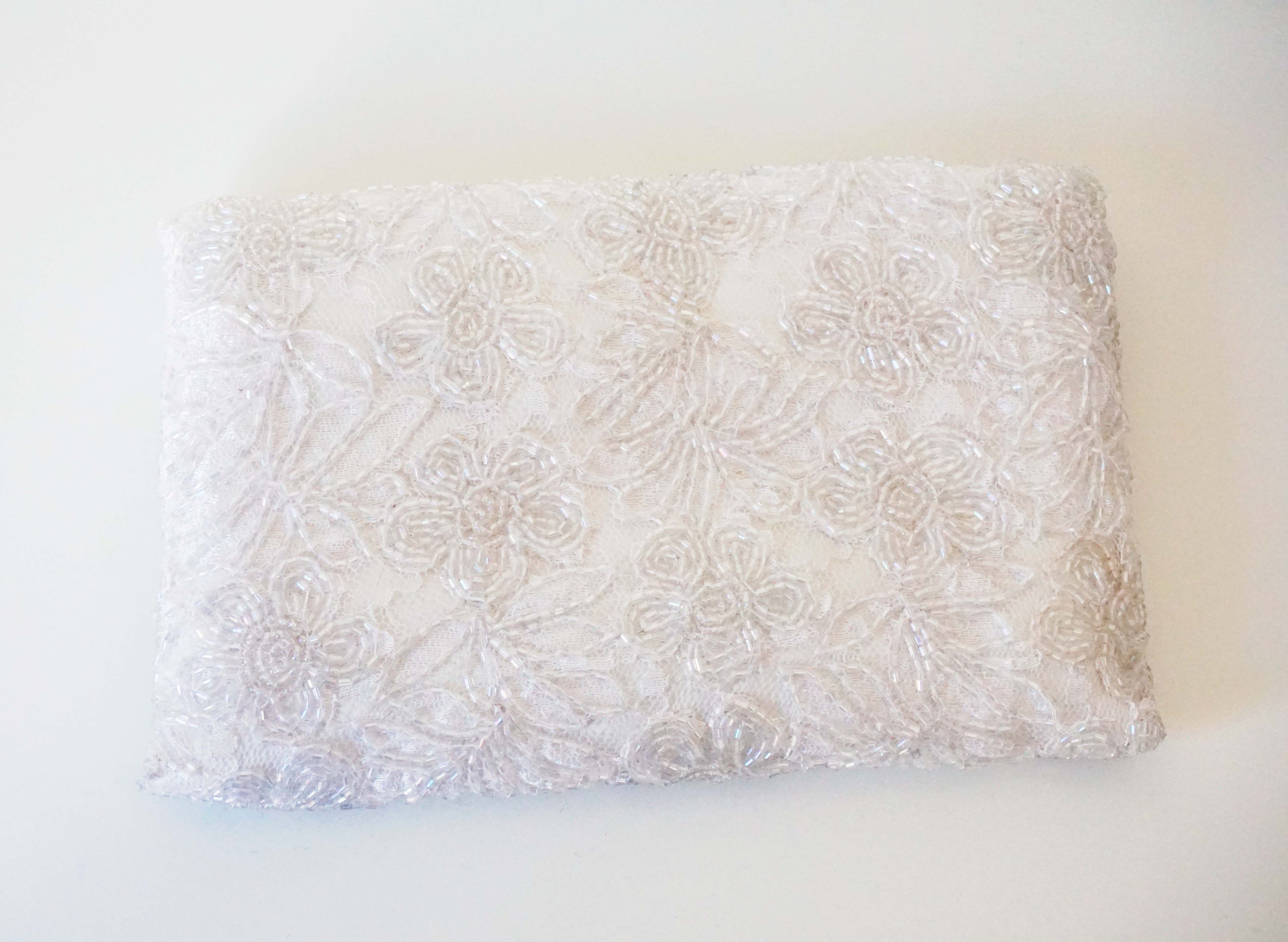 Pochette tracollina bianca in tessuto decorato perline