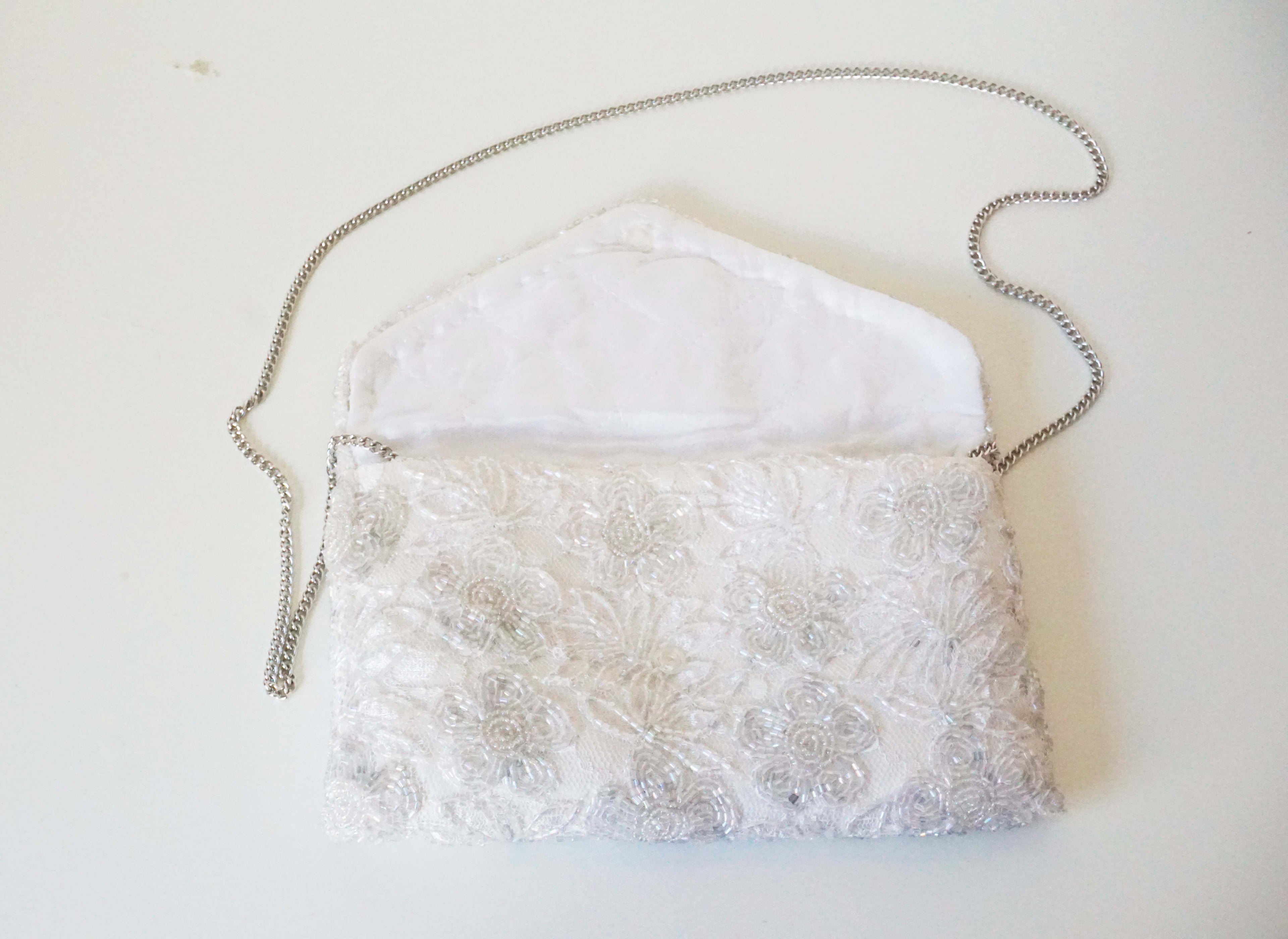 Pochette tracollina bianca in tessuto decorato perline