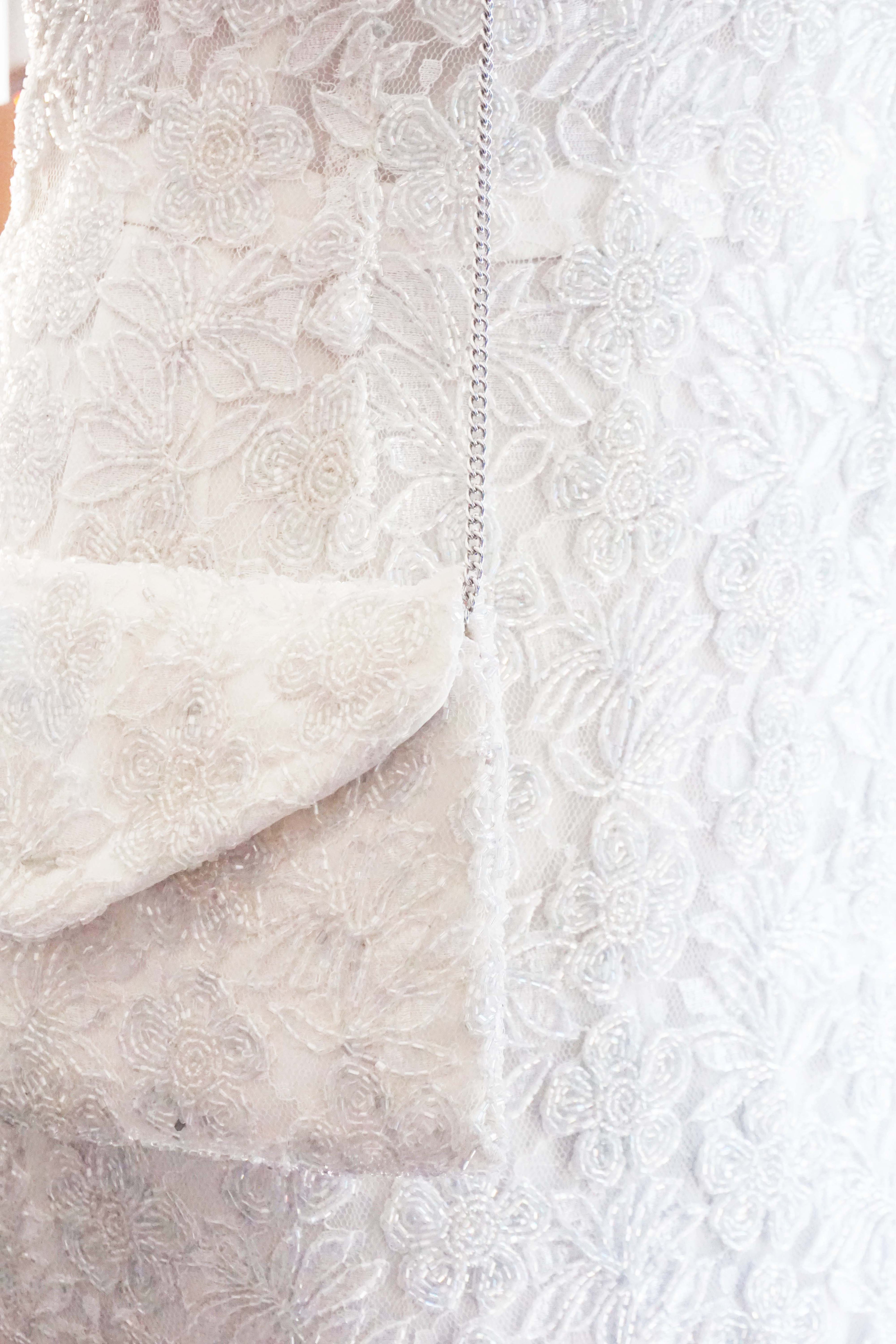 Pochette tracollina bianca in tessuto decorato perline