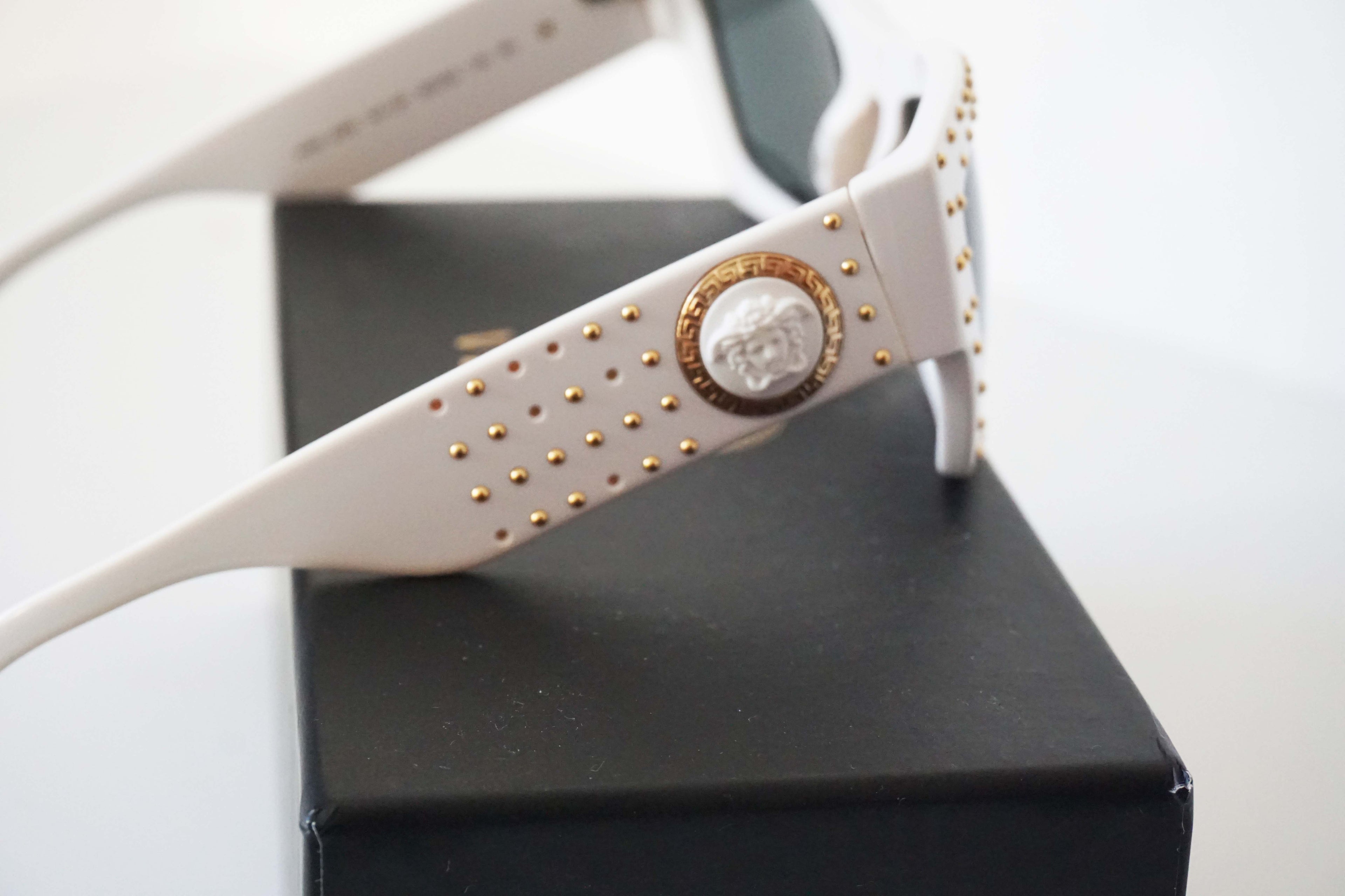 Occhiali da sole borchiati Versace