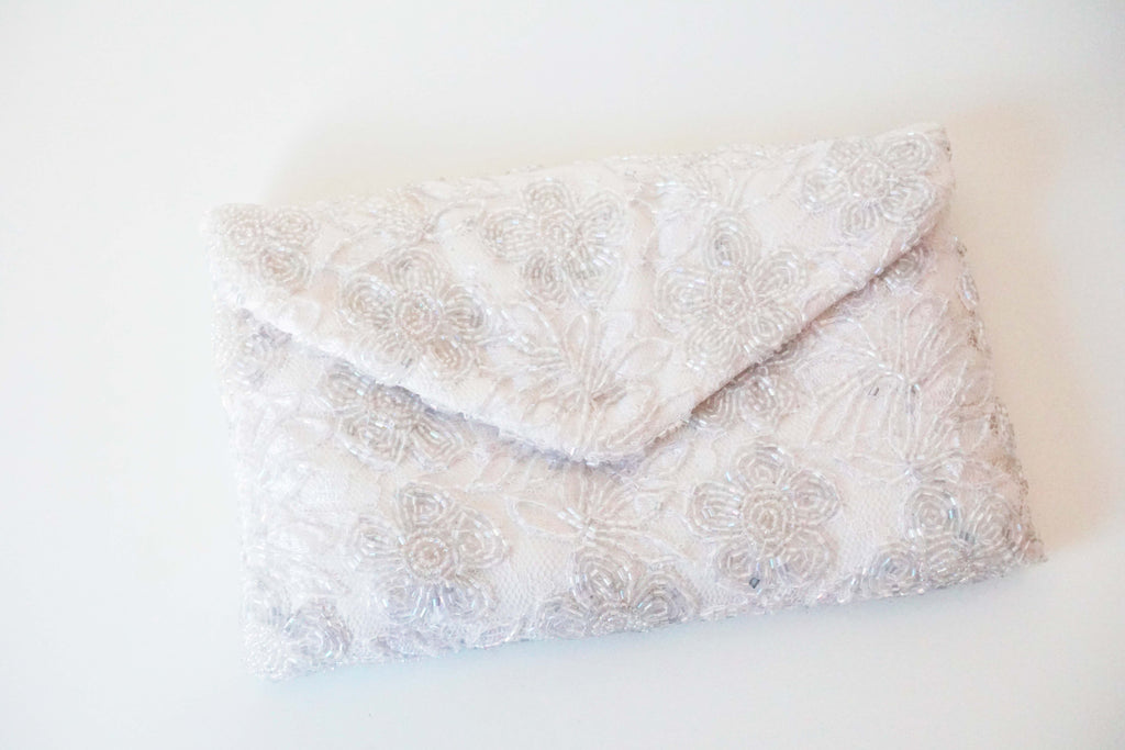 Pochette tracollina bianca in tessuto decorato perline