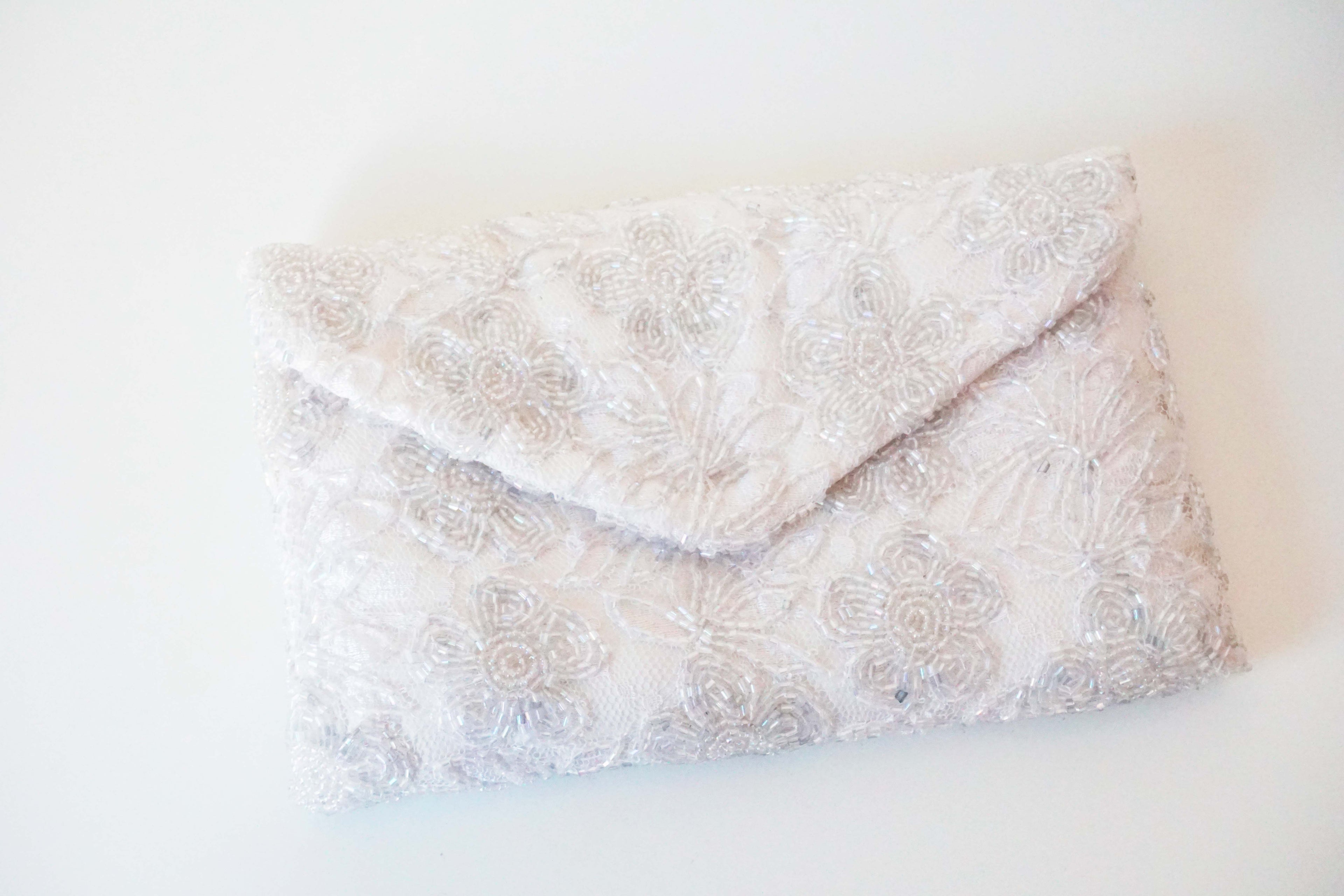 Pochette tracollina bianca in tessuto decorato perline