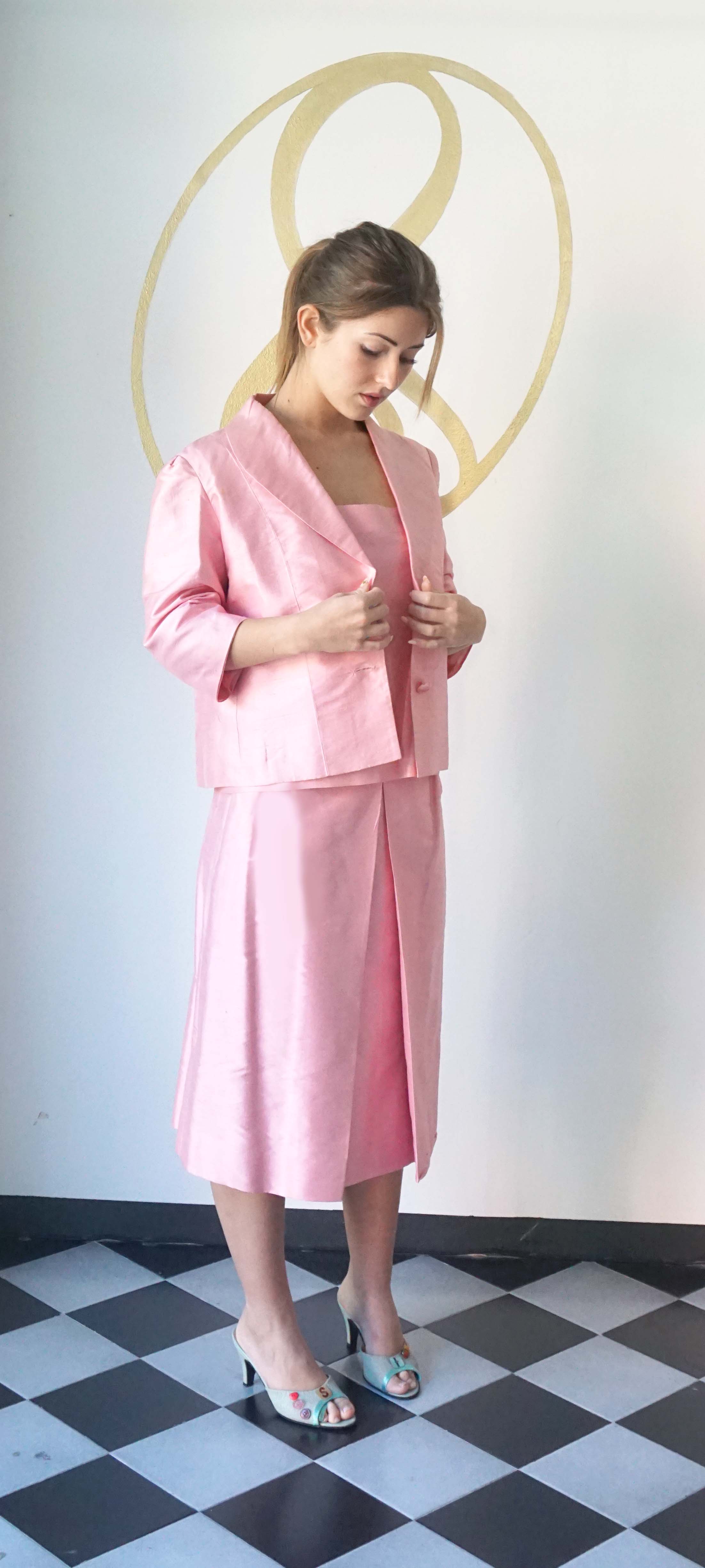 Completo vintage in Shantung di seta 100% Rosa confetto, Giacca, Top e Gonna con piegone e tasche, anni '70