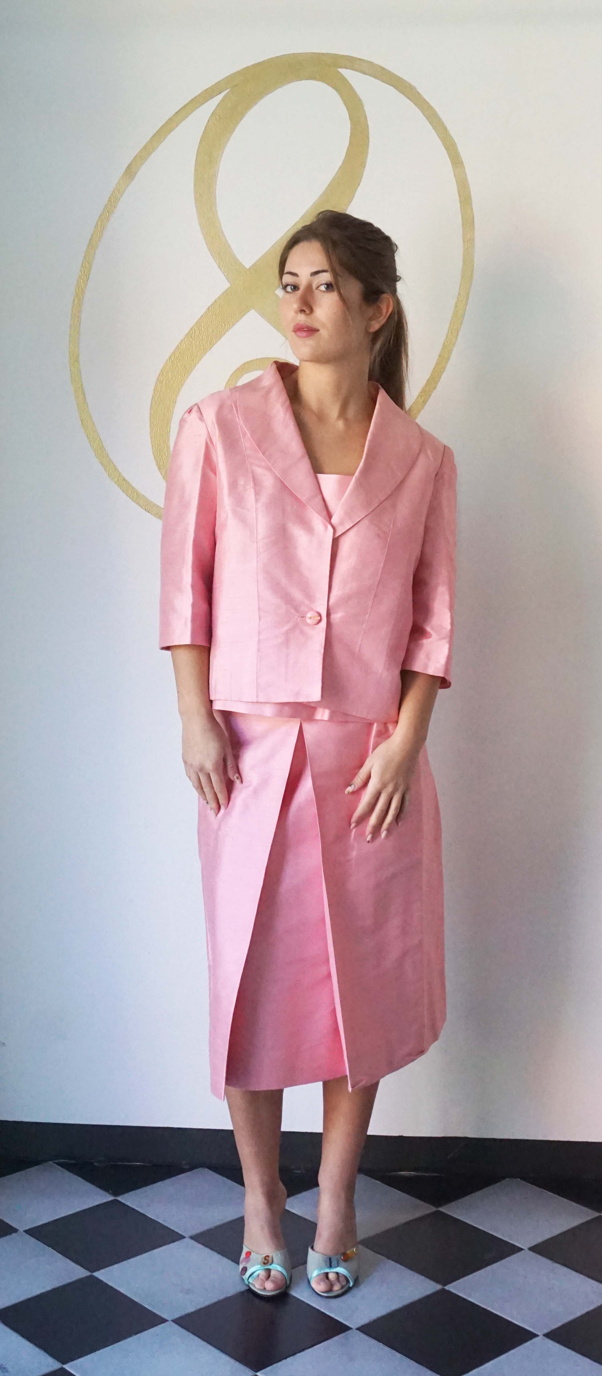 Completo vintage in Shantung di seta 100% Rosa confetto, Giacca, Top e Gonna con piegone e tasche, anni '70