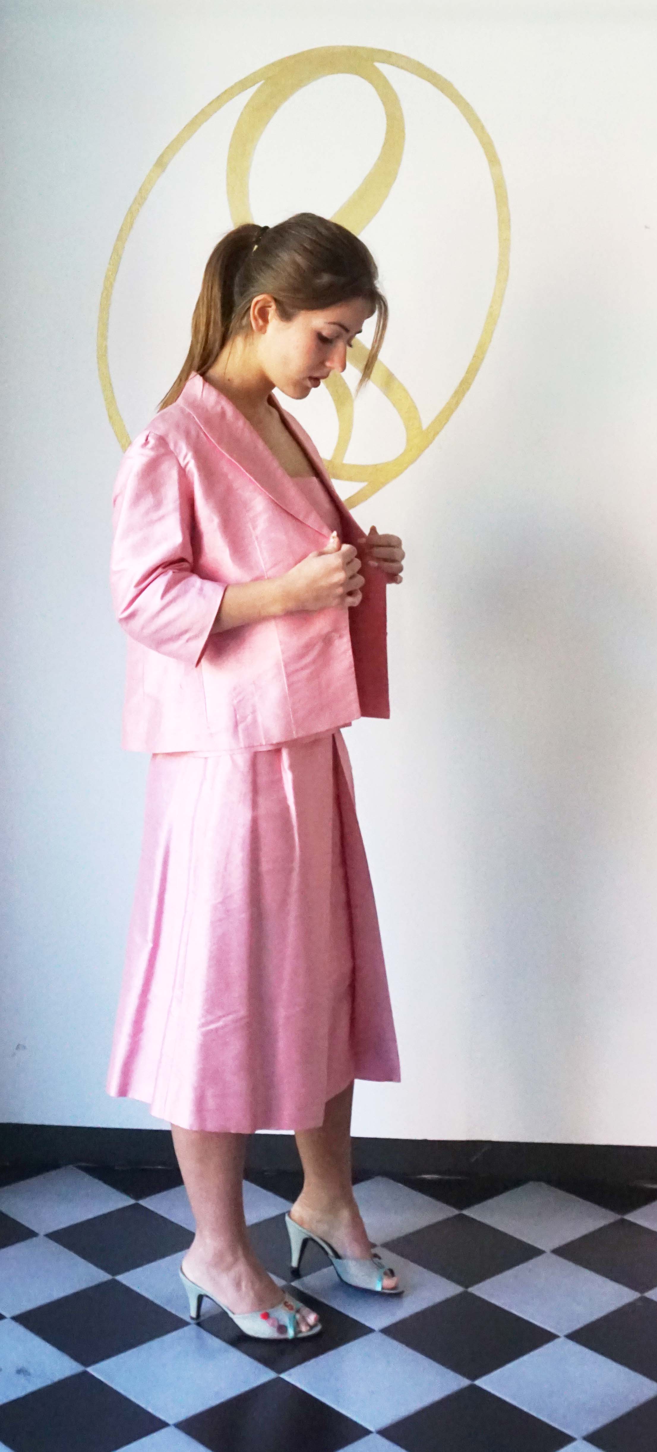 Completo vintage in Shantung di seta 100% Rosa confetto, Giacca, Top e Gonna con piegone e tasche, anni '70