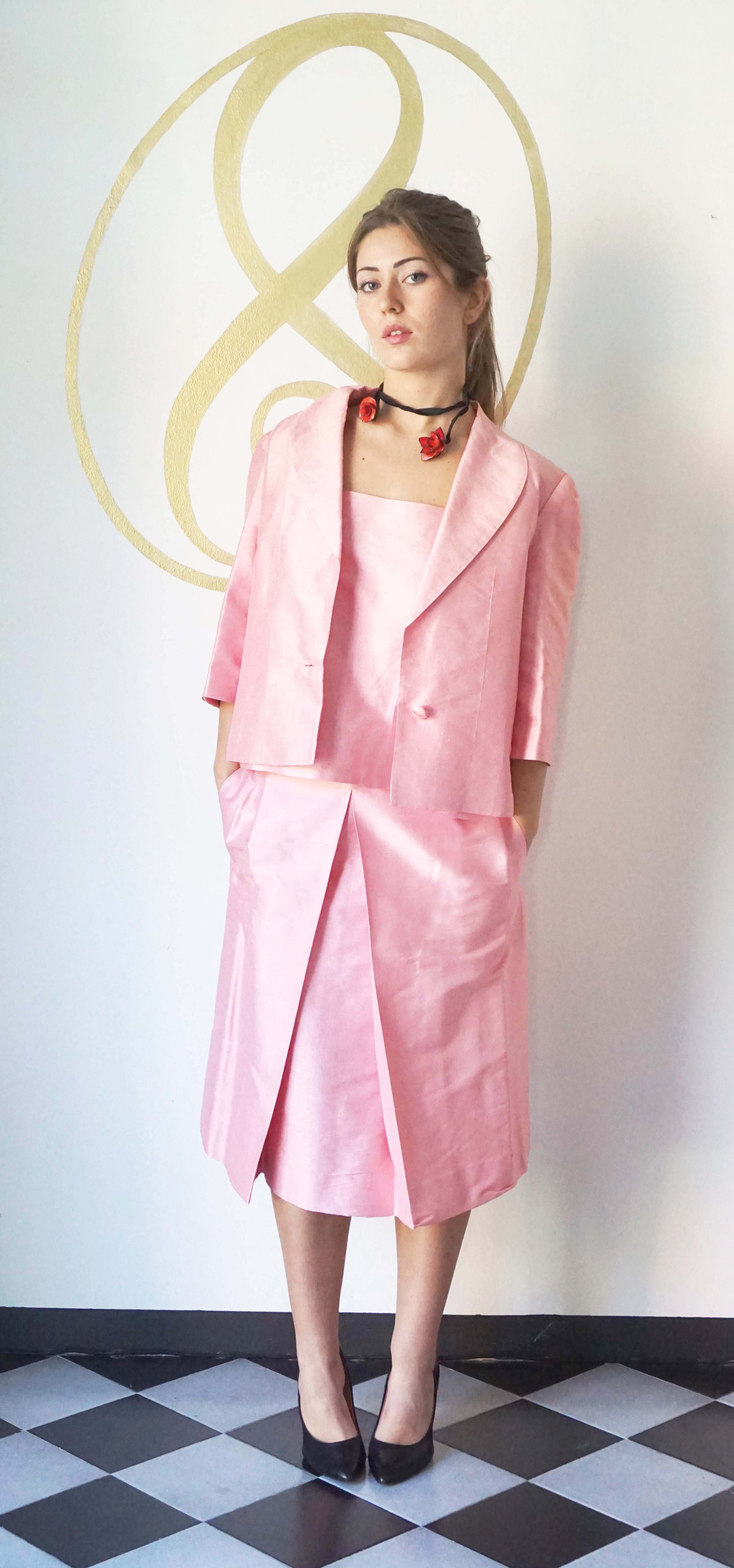 Completo vintage in Shantung di seta 100% Rosa confetto, Giacca, Top e Gonna con piegone e tasche, anni '70