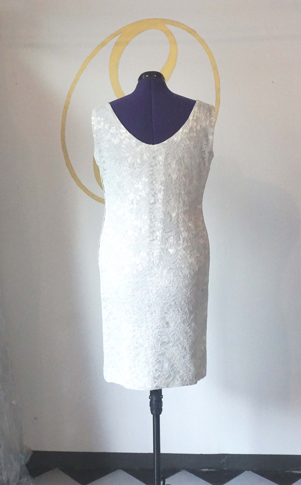 Abito tubino bianco in  pizzo su base raso