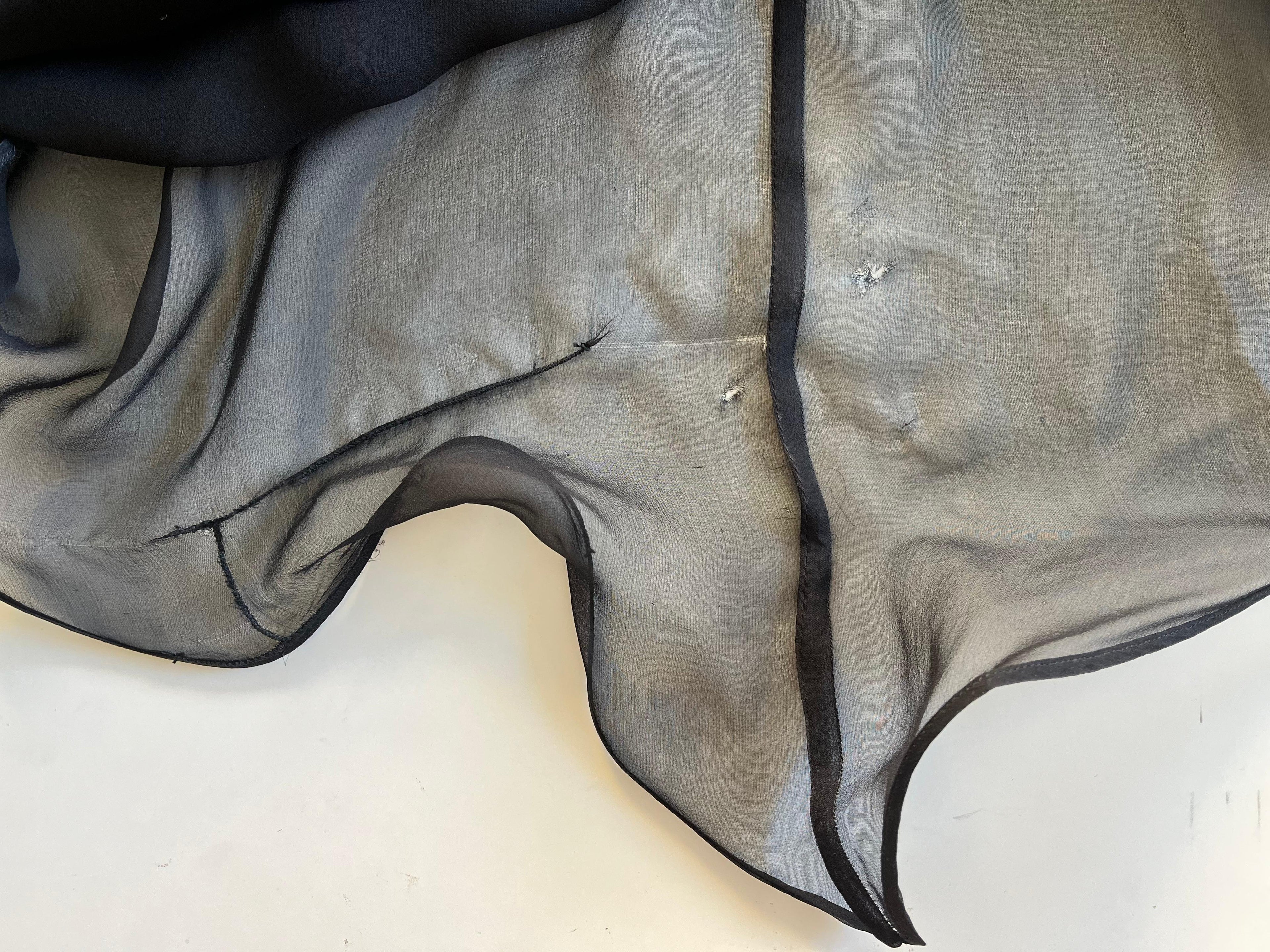 Abito da sera nero con mantella in seta Claude Montana Paris