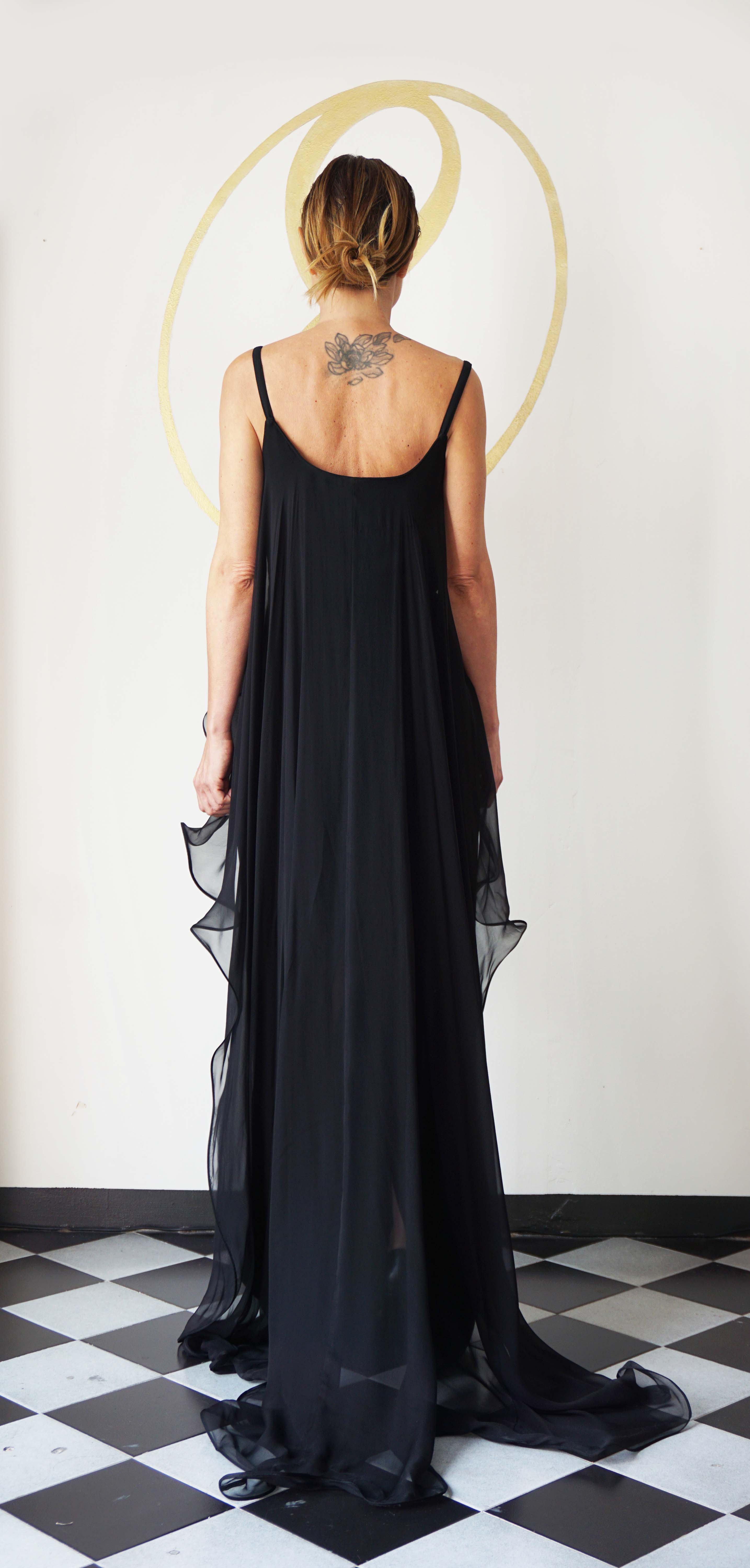 Abito da sera nero con mantella in seta Claude Montana Paris