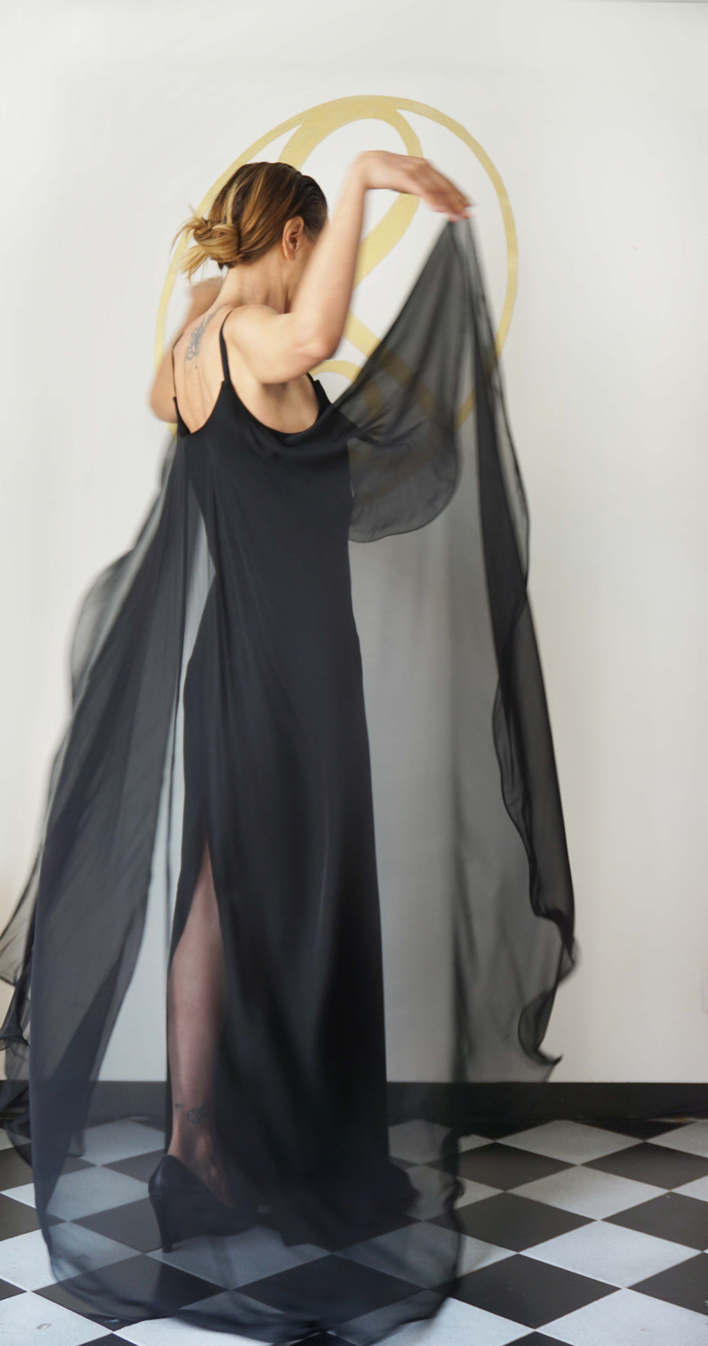 Abito da sera nero con mantella in seta Claude Montana Paris