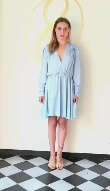 Abito corto Maje Revolver con scollatura a V celeste